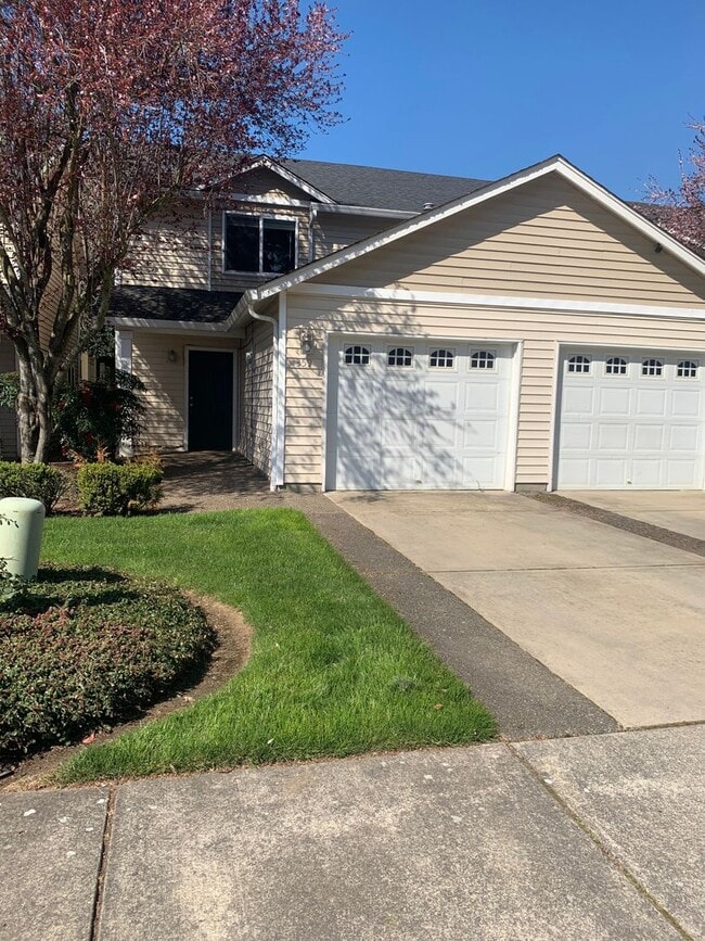 Camas Townhome with Beautiful Grey Laminate Flooring and Attached Garage - Camas Townhome with Beautiful Grey Laminate Flooring and Attached Garage
