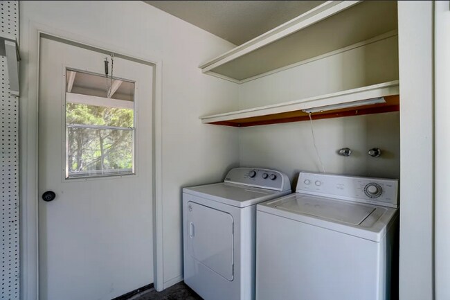 Foto del edificio - 3035 Pleasant Valley Cir