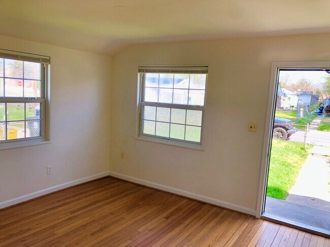 Building Photo - Lovely 3 Bedroom Single-Family Home in Hya...