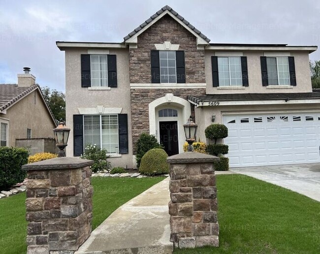 Building Photo - Stunning 4-bedroom, 3 bathroom home located in the westside of Bakersfield this spacious house of...