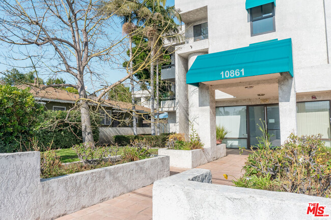 Building Photo - 10861 Moorpark St