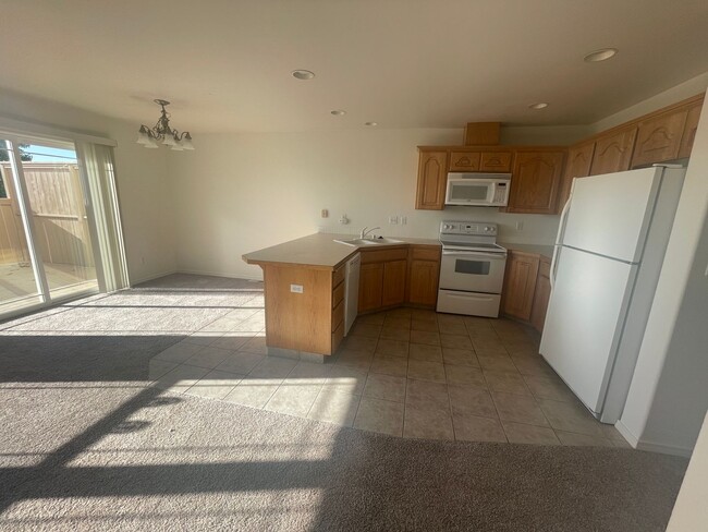 Building Photo - MOVE IN SPECIAL! Large 3 Bedroom 3.5 Bath ...