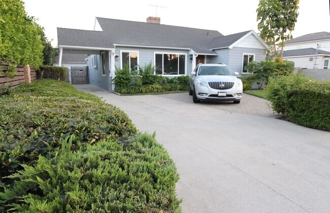 Building Photo - 14016 Sylvan St