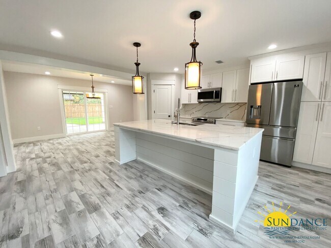 Building Photo - Gorgeous 3 Bedroom Home in the Heart of Sh...