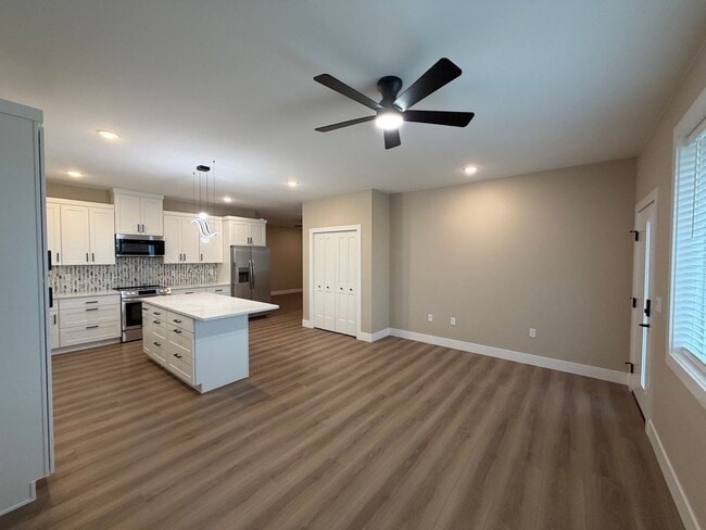 Building Photo - 2117 Carr Rd