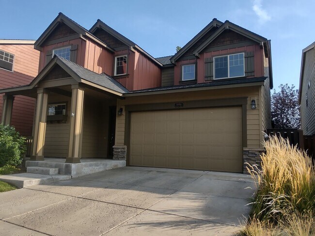 Foto del edificio - Freshly updated 4 bedroom 2.5 bath, two st...