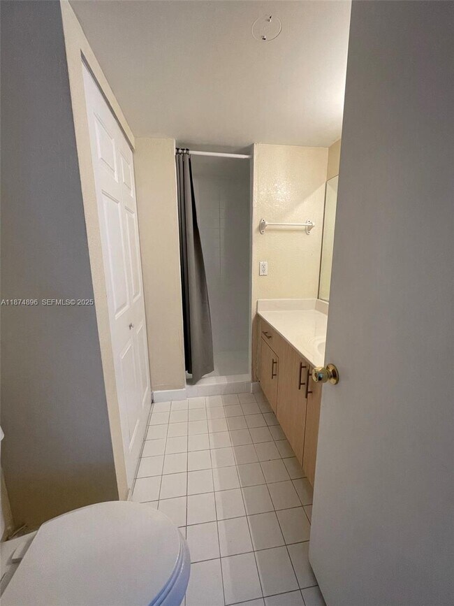 Foto del edificio - 4215 N University Dr