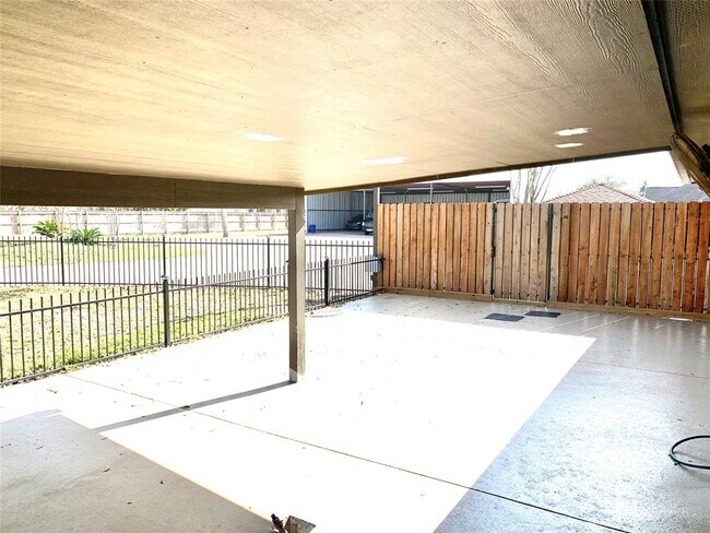 Foto del edificio - 16717 Grant Rd