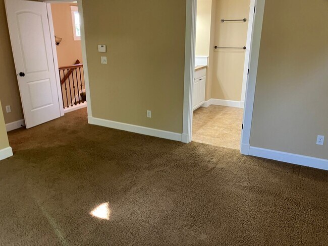 Foto del edificio - Beautiful, Stand Alone Home Available in Issaquah Highlands! 3 Bedrooms on the top floor!