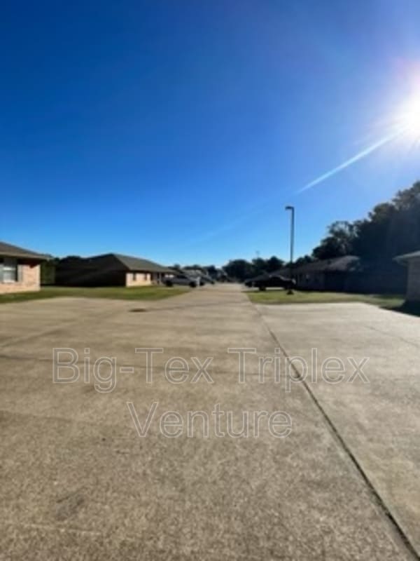 Building Photo - 274 N Pecan St