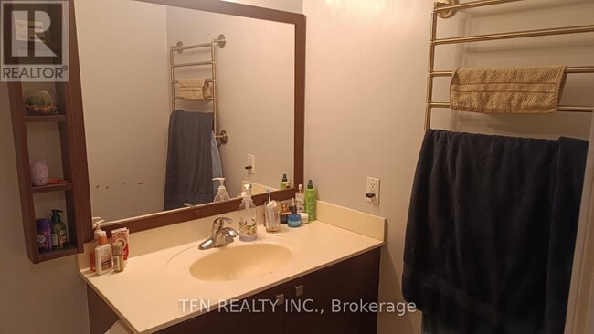 Building Photo - 200 Victoria St