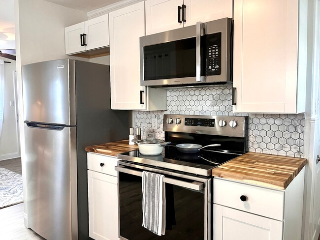 Building Photo - 635 Oneida Rd