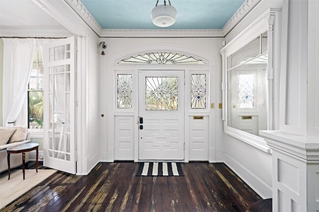 Building Photo - 1112 Broadway Avenue J