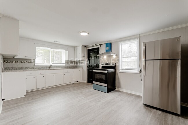 Building Photo - HOLIDAY SPECIAL! SIGN A LEASE BY NOVEMBER ...