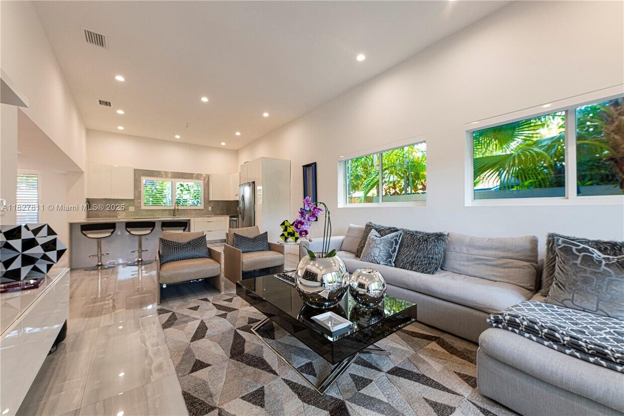 Foto principal - 2460 NE 209th Terrace