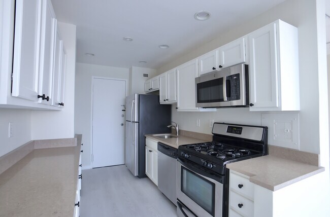 Gas stove & 2021 Microwave - 10500 Rockville Pike