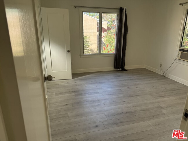 Foto del edificio - 243 N Swall Dr