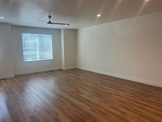 Building Photo - 998 Shadow Brk Ln