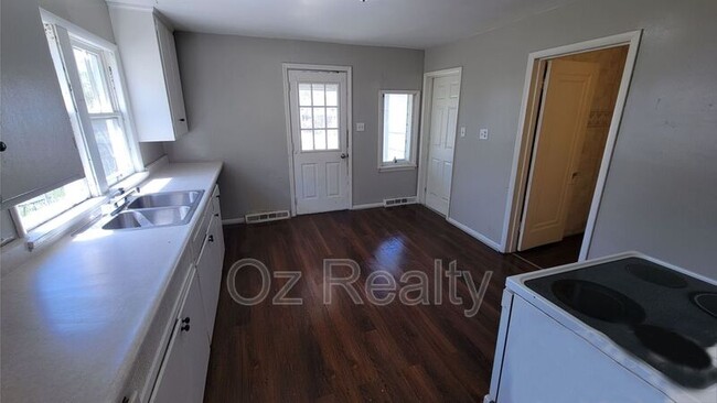 Building Photo - 3149 Elm St