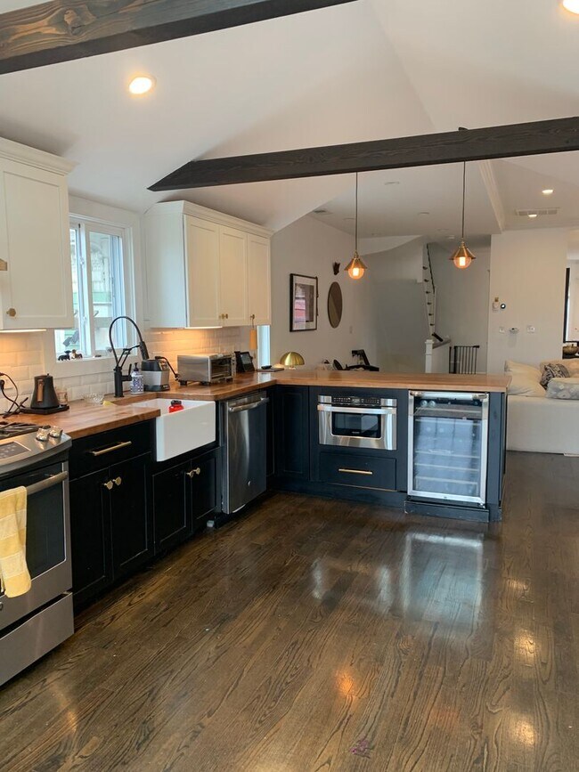 Building Photo - Beautiful 3 bedroom in South Boston