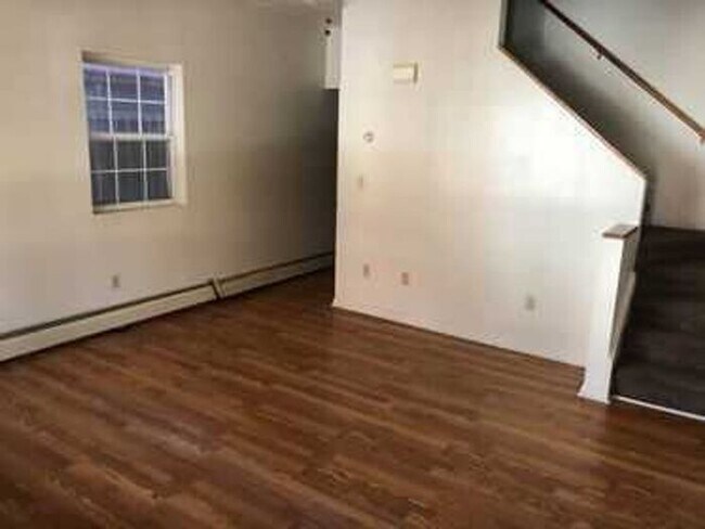 Building Photo - Conveniently Located 2-Bedroom Pet-friendl...