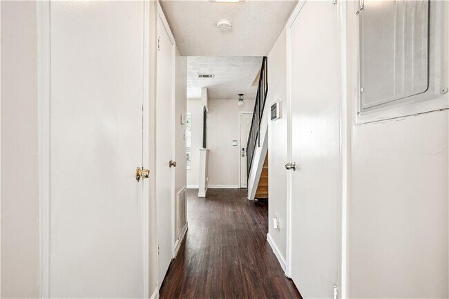 Foto del edificio - 6593 Sleepy Hollow Ln