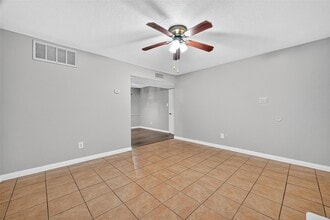 Building Photo - 2110 Wilcrest Dr
