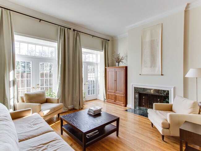 Foto del edificio - 4369 Westover Pl NW