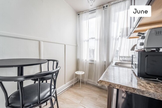 Foto del edificio - ROOM ONLY in 6-bed/6.0-bath Home