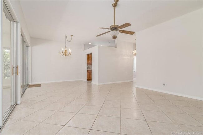 Foto del edificio - 2102 SW Mayflower Dr