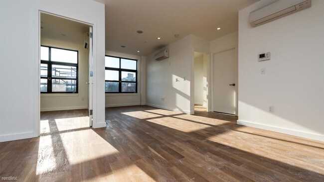 Building Photo - 3 br, 1 bath  - 555 Graham Ave
