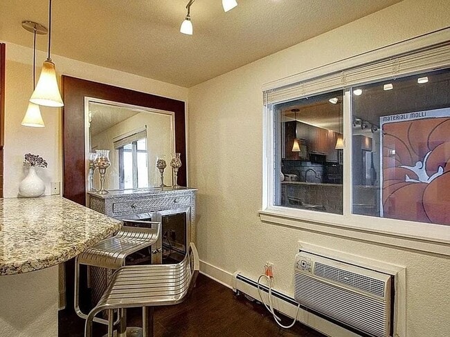 Foto del edificio - West Wash Park Condo | 1BD | In-Unit W/D | Parking Included