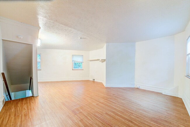 Foto del edificio - AVAILABLE MAY - Convenient 2 Bedroom Unit ...