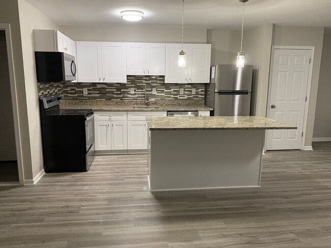 Building Photo - Spacious 1 Br Unit walking distance to Edsall Station