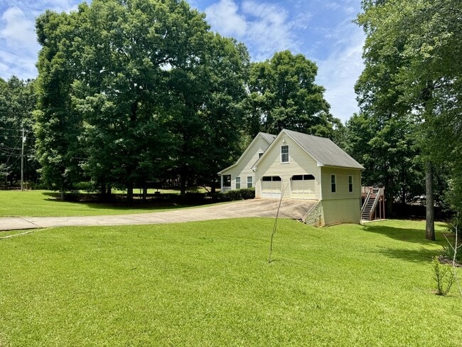 Building Photo - 362 River Point Dr