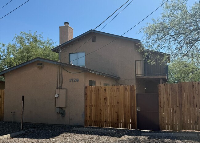 Foto del edificio - 1728 N Santa Rita Ave