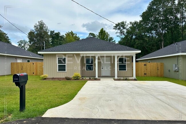 Building Photo - **OPEN HOUSE 08/17 1-3PM** 4 Bed/2 Bath Ho...