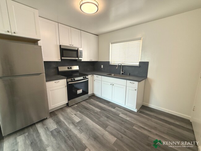 Building Photo - Renovated 3BR Duplex Home – Garage, Laundry, Parking