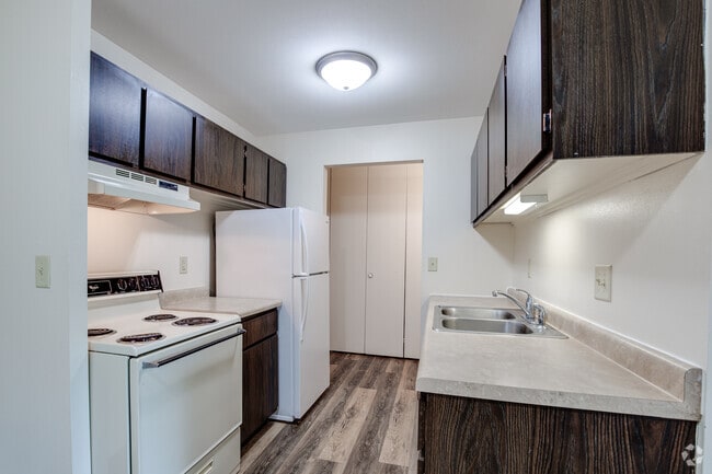 2BR, 1.5BA - 884SF - Half Moon Lake Apartments