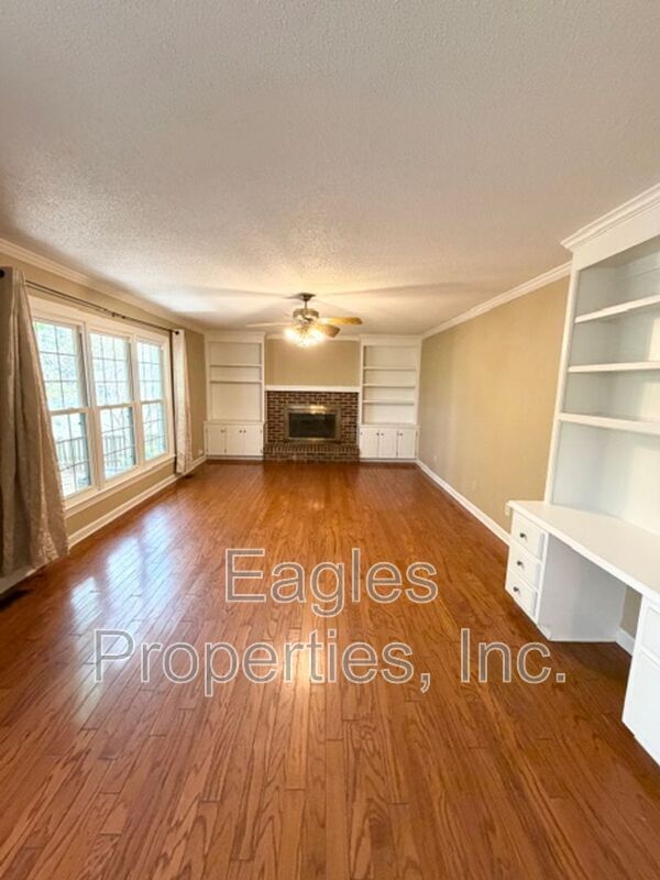 Foto del edificio - 100 Lakeshore Ct