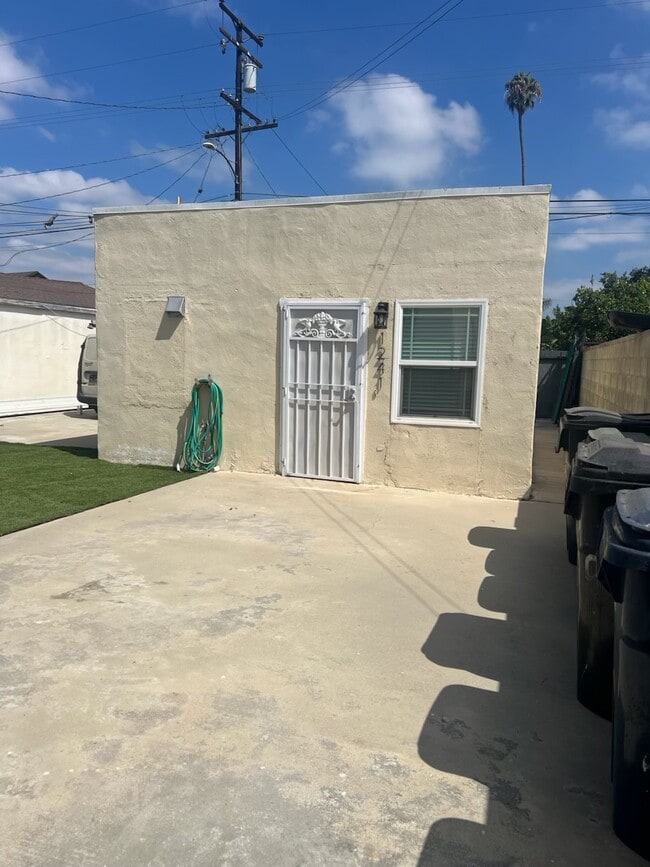 Building Photo - 1241 E 88th Pl