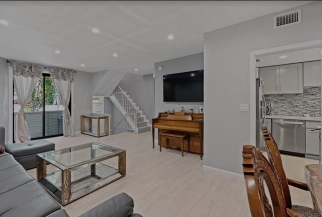 Livingroom - 6540 Hayvenhurst Ave