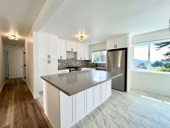 Building Photo - Remodeled 3 Bed, 2 Bath Home near the Beac...