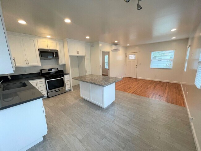 Foto del edificio - Remodeled Midtown Apartment w/Air Conditio...