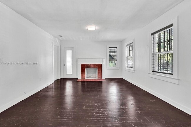 Building Photo - 405 SW 11th Ave