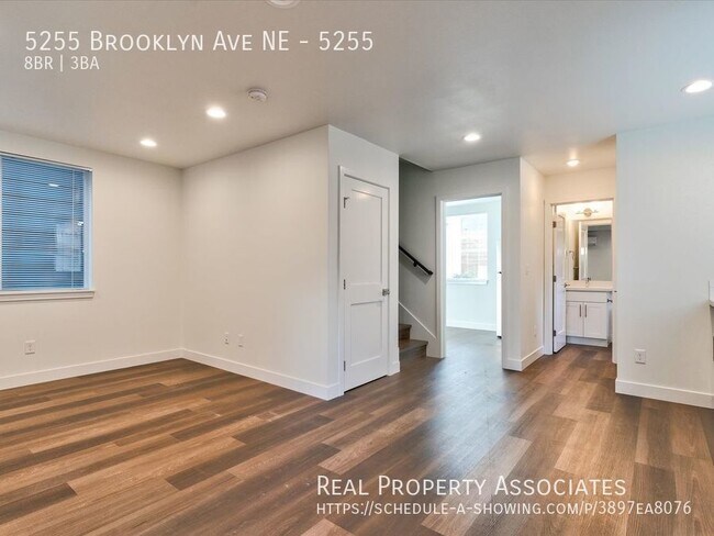 Building Photo - U-District Townhome Available Fall 2024!