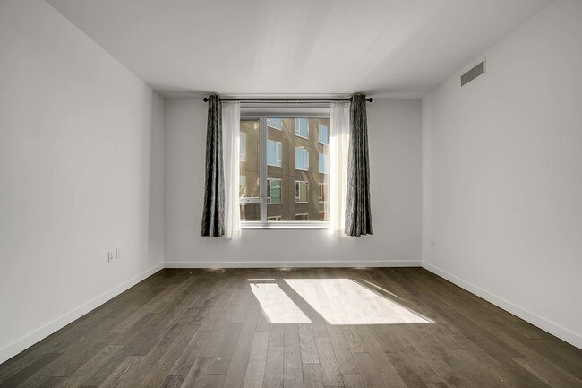 Foto del edificio - 1000 3rd St