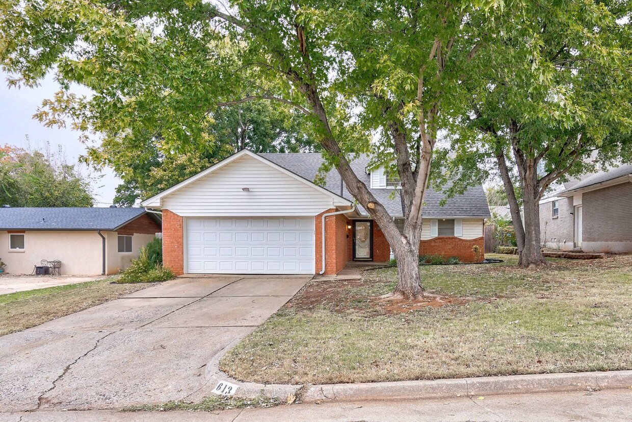 Primary Photo - 5 Bed, 2.5 Bath home In Edmond, OK