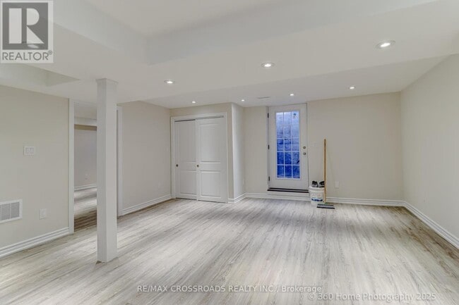 Photo du bâtiment - 305 Old Harwood Ave