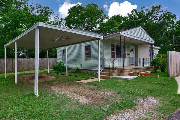 Front yard with covered Parking - 3912 Hillcrest Ct SW